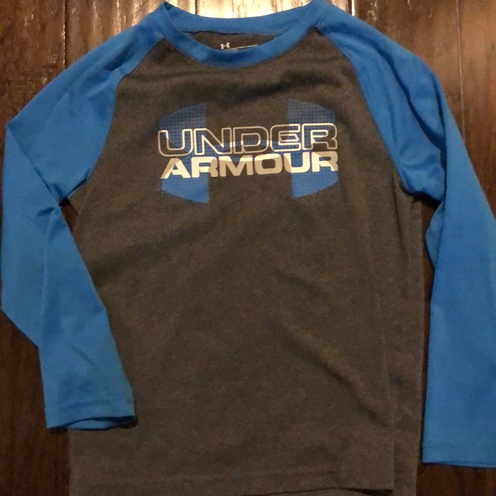 Boys size 6 Under Armour long sleeve t shirt.